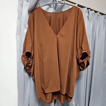aqui agora pedido 브라운 V넥 티셔츠