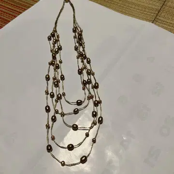 브라운 계열 펄의 다층식 목걸이