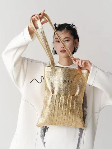 UN3D. 골드 플리츠 토트백