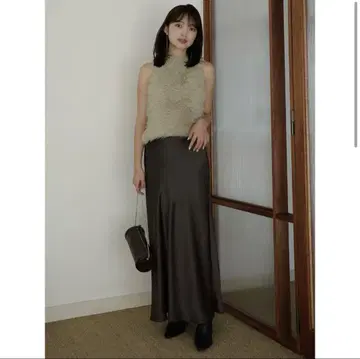 [이번 시즌 새상품] 아뉴앙스 새틴 내로우 스커트 브라운