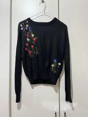 Lily Brown 꽃무늬 자수 블랙 니트 스웨터 F 사이즈
