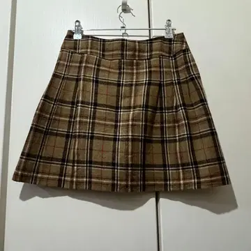 체크 무늬 베이지 계열 미니 스커트