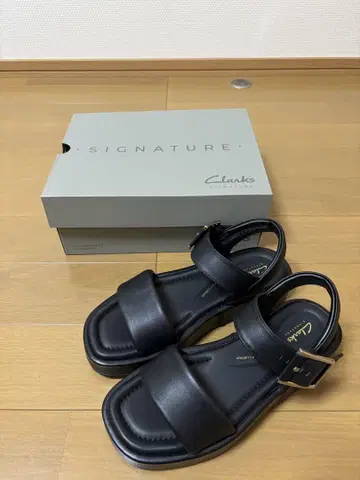 Clarks 블랙 샌들 백스트랩