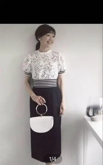 보더스 앳 발코니 타이트 스커트