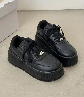closet 안의 shoes 스니커즈 통굽 통굽 스니커즈 블랙 스니커즈