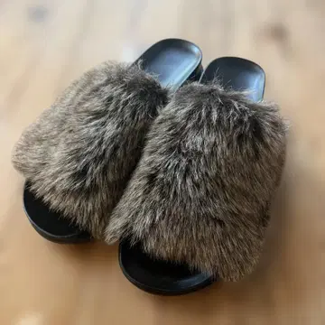 브라운 퍼 슬라이드 샌들