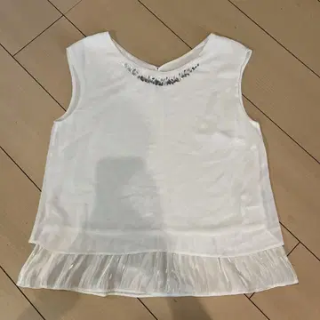화이트 슬리브리스 상의 V넥 프릴