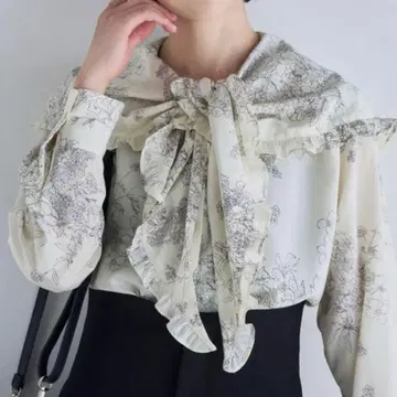 새상품급 2025 알디 누아르 라인 플라워 프린트 프릴 칼라 블라우스