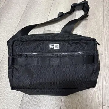 NEW ERA 블랙 바디백 7L
