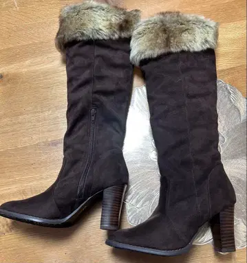 다크 브라운 퍼 달린 롱 부츠