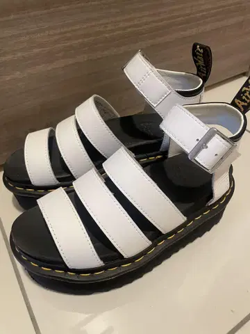 새상품급 Dr.Martens 통굽 샌들 화이트 23cm