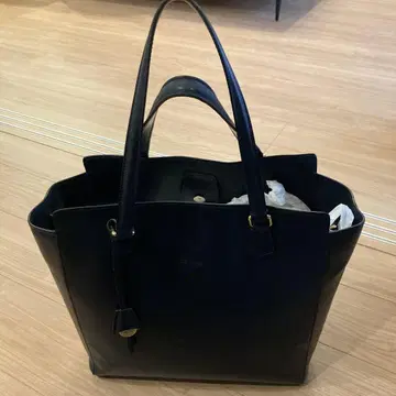 다크 네이비 볼도리니 셀레리아 가죽 토트백