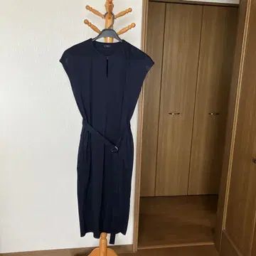 네이비 슬리브리스 원피스 벨트 포함