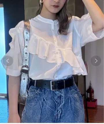 프릴이 달린 반팔 셔츠 화이트/블랙
