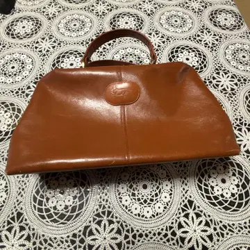 브라운 가죽 핸드백 말 로고