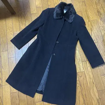 퍼 카라 부착 블랙 롱 코트
