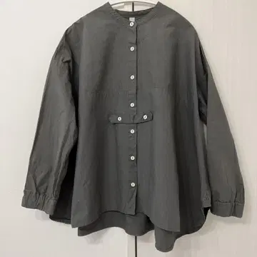 sirone(시로네) A라인 그레이 색상의 블라우스