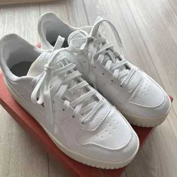 PUMA 화이트 가죽 스니커즈