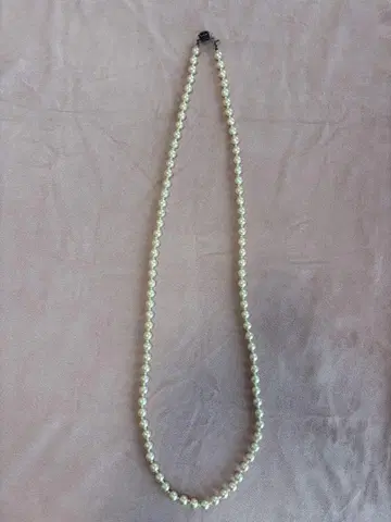 쁘띠 로브 노아르 코튼 펄 롱 목걸이