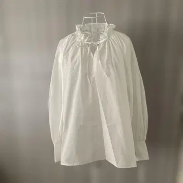 쉽스애니 화이트 프릴 넥 긴팔 셔츠