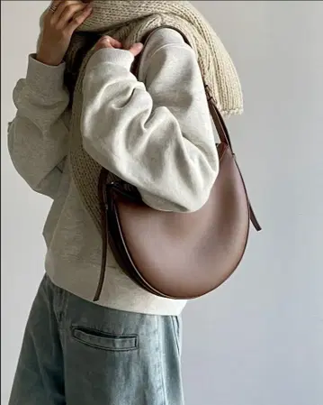 JISTORY 하프문 LEATHER SHOULDER BAG 브라운