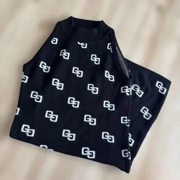 GYDA GG 로고 슬리브리스 니트 원피스