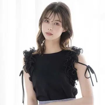 노엘라 Noela 숄더 프릴 티셔츠 블랙