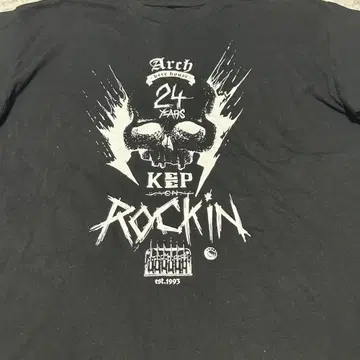 스컬T 밑단 컷팅 블랙 페이드 KEEP ROCKIN 크롭 기장