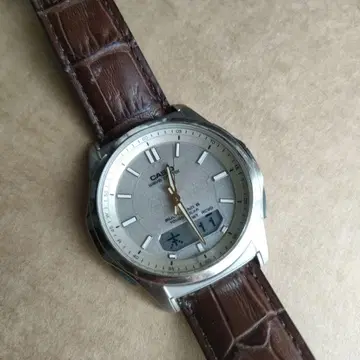 새상품급. CASIO 전파 솔라 시계 실버 다이얼 브라운 가죽