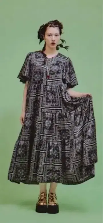 기하학 패턴 플레어 슬리브 롱 드레스