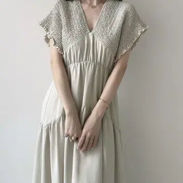 어깨 셔링 티어드 원피스 아이보리