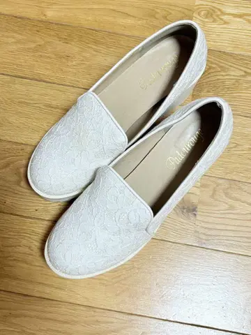 레이스 소재 화이트 통굽