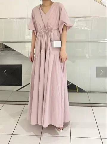 연한 핑크색 V넥 롱 원피스