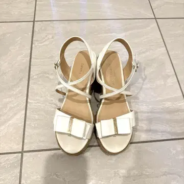 JILLSTUART 화이트 리본 웨지 샌들