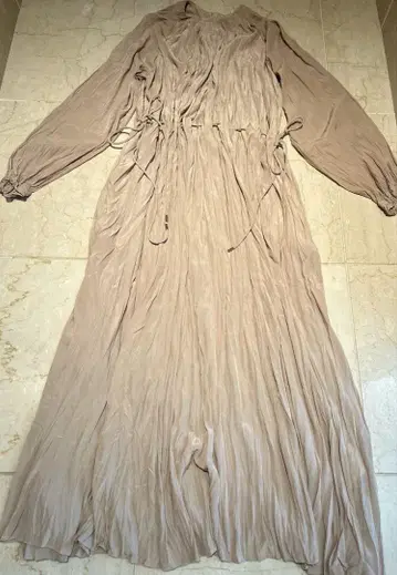 [새상품급] emmi 에미 아틀리에 와셔 플리츠 롱 드레이프 여신 원피스