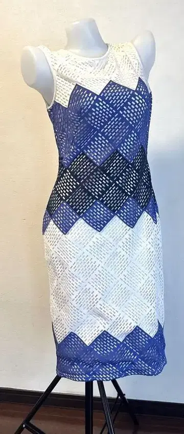 TADASHI SHOJI 파랑과 화이트의 기하학 패턴 슬리브리스 원피스