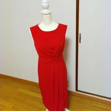 도쿄 소와르 민소매 원피스.