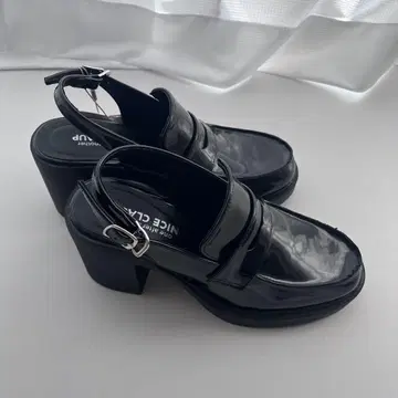 NICE CLAUP 블랙 스트랩 로퍼 S 사이즈