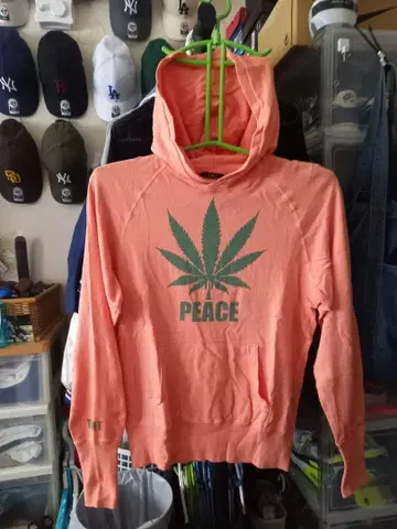 TMT 살몬 핑크 후드티 PEACE ONE LOVE