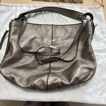 PLINTO 메탈릭 실버 숄더백