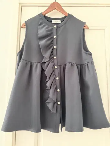 Myu 미 프릴 장식 펄 버튼 베스트 네이비