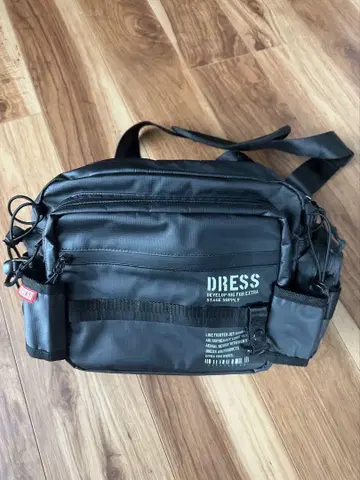 드레스(DRESS) 홀딩 숄더백 그래파이트 블랙