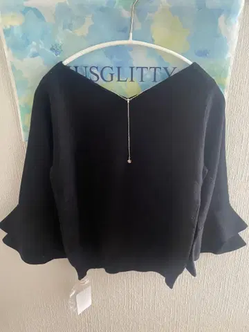 JUSGLITTY 미사용 새상품 블랙 V넥 플레어 소매 상의