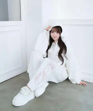 로제 뮤즈 Logo 3d embroidery pants S 사이즈