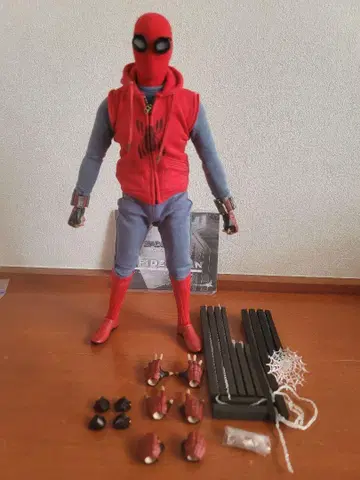 핫토이즈 퍼 프롬 홈 스파이더맨 (홈메이드 수트 버전)