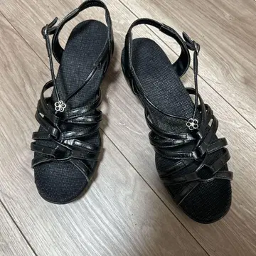 블랙 스트랩 샌들 꽃 모티브