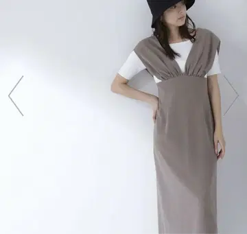 새상품 NATURAL BEAUTY BASIC V넥 개더 내로우 점프스커트