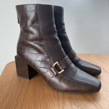 JILLSTUART 23.5cm 악어 엠보싱 숏부츠 다크 브라운