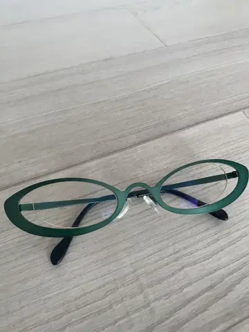 THEO 그린 컬러 오벌 프레임 안경