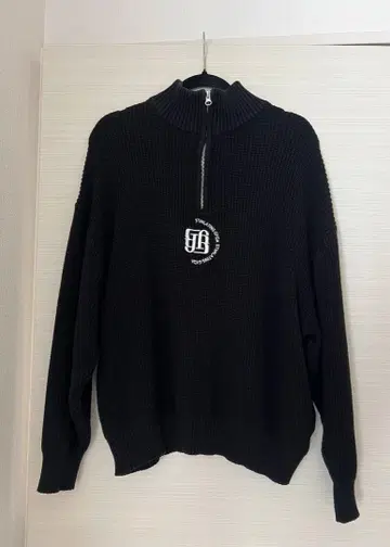 GYDA GYGY 로고 하프 ZIP 니트탑